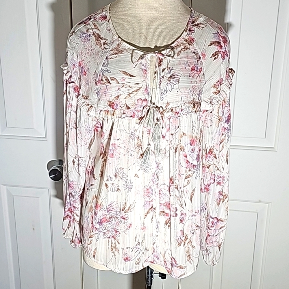 Love Stitch women's blouse. Size medium and NWT. Pink‎ floral print.